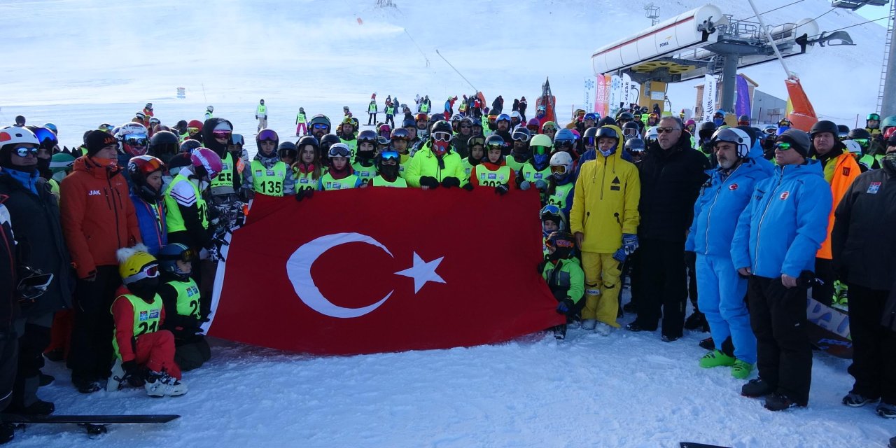 Snowboardcılar Palandöken'de Şehitleri Andı