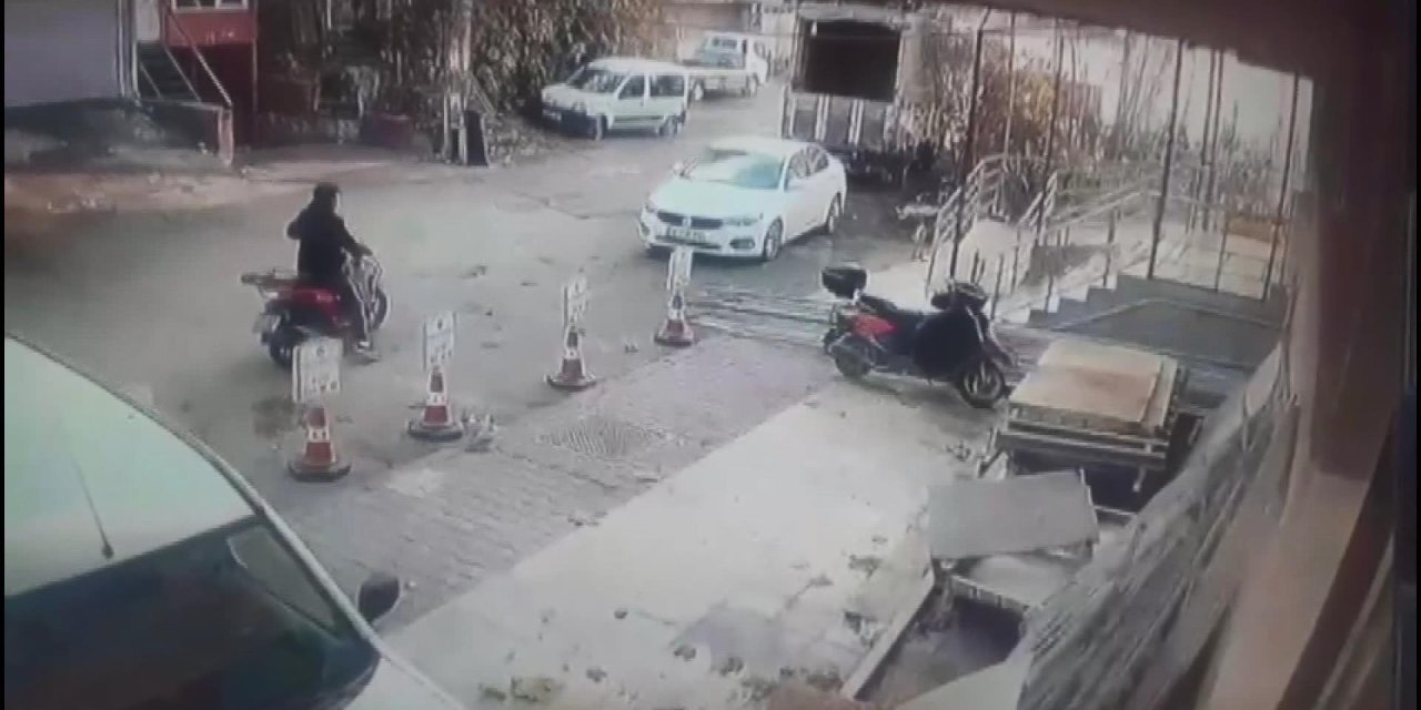 Ataşehir'de Motosikletle Gelip Kaskı Çaldı; O Anlar Kamerada