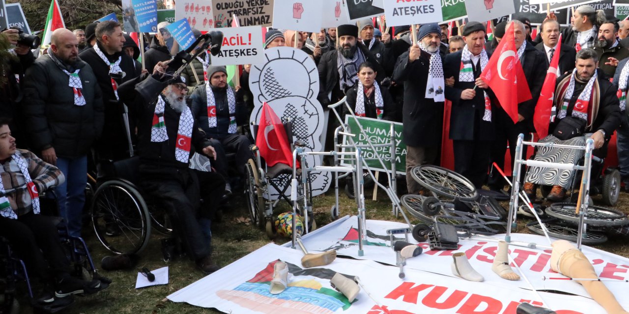 Engelliler, Protez Uzuvlarını Abd Büyükelçiliği Önüne Attı