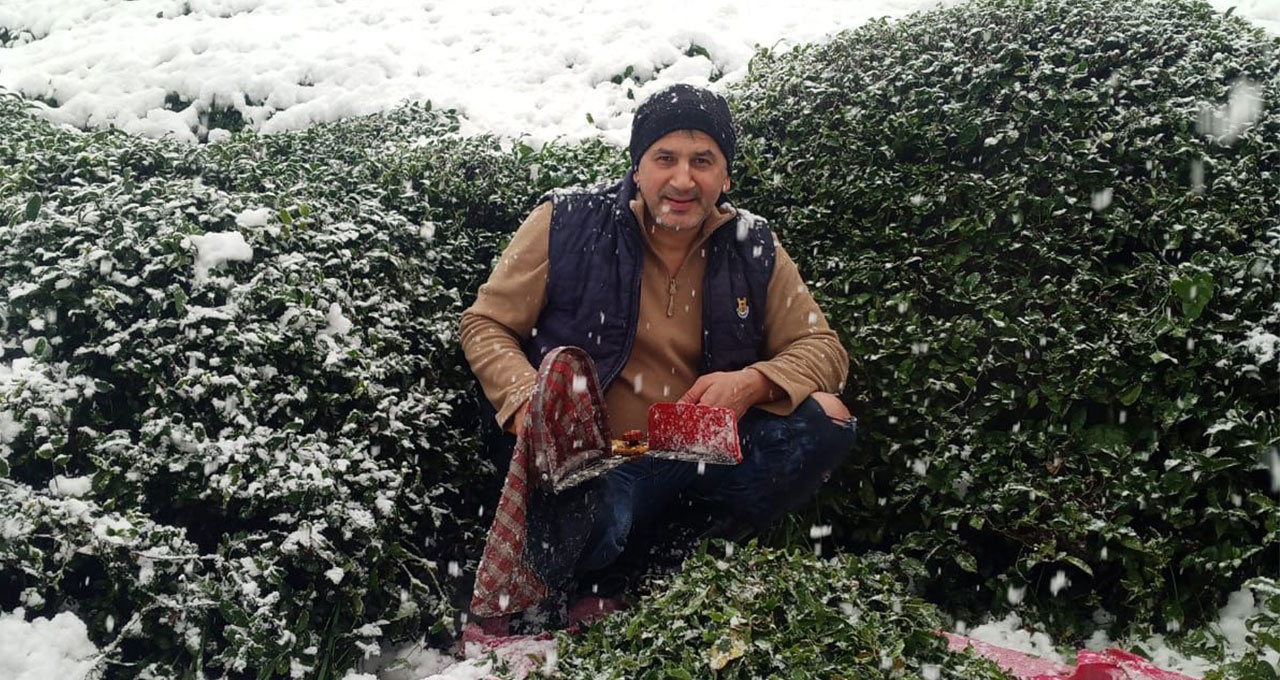 Rizeli Vatandaş Kar Altında Çay Topladı