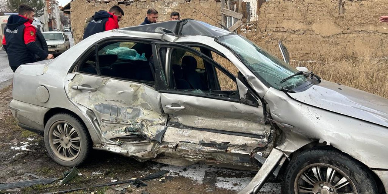 Sivas’ta Minibüs İle Otomobil Çarpıştı: 5 Yaralı