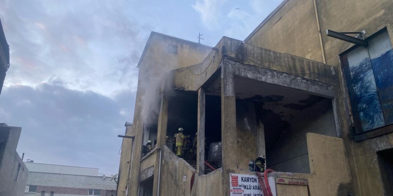 Bayrampaşa'da Sanayi Sitesi İçerisinde Aynı Anda İki Yangın Çıktı