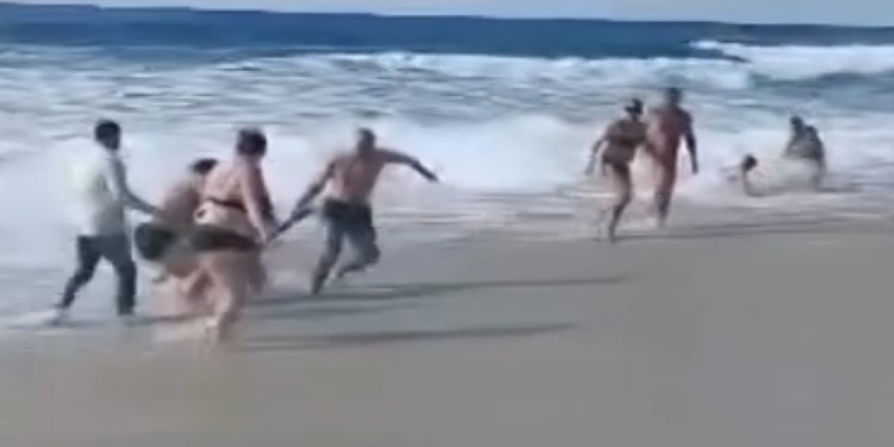 Alanya'da Boğulma Tehlikesi Geçiren 2 Turistin Kurtarılması Kamerada