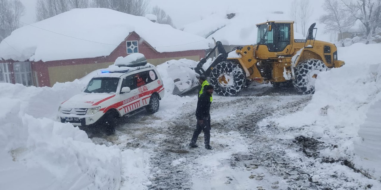 Ateşi Çıkan Minik Evrim, Kardan Kapanan Yolun 3 Saatte Açılmasıyla Hastaneye Ulaştırıldı