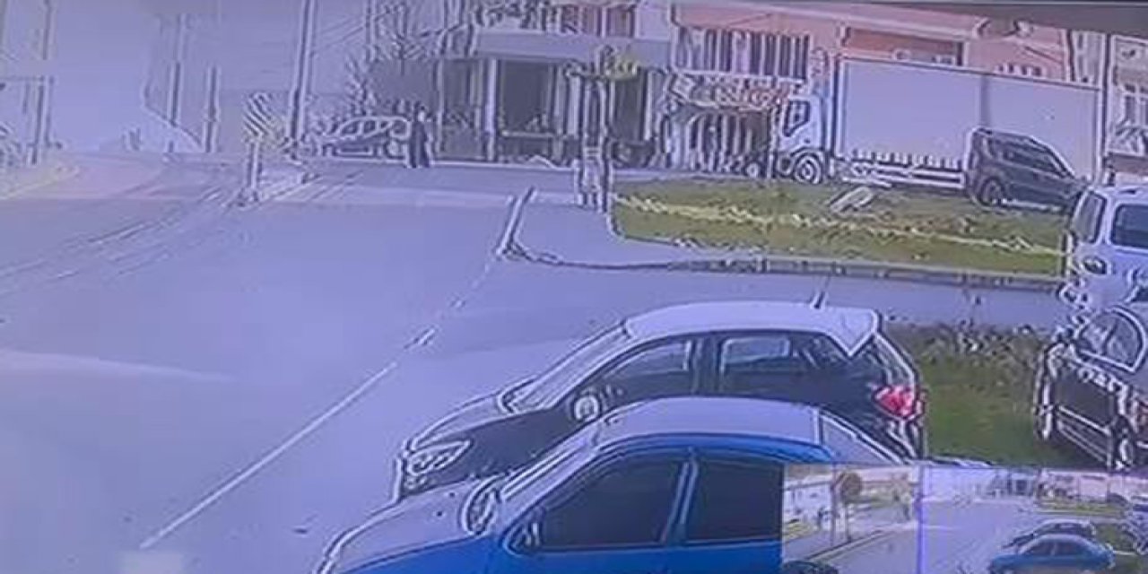 Arnavutköy'de Yolun Karşısına Geçmeye Çalışan Kadına Otomobil Çarptı; O Anlar Kamerada