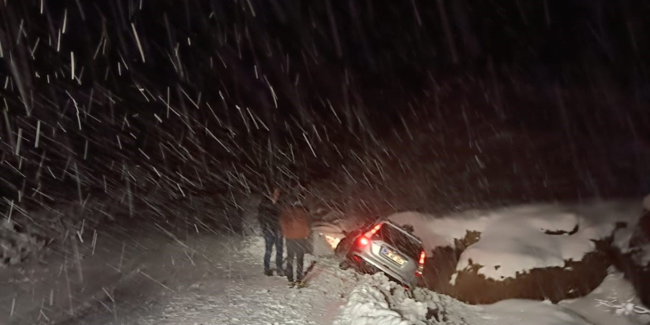 Siirt'te Kar; Cipteki 3 Kişi Kurtarıldı, 2 Hasta Ambulansa Ulaştırıldı