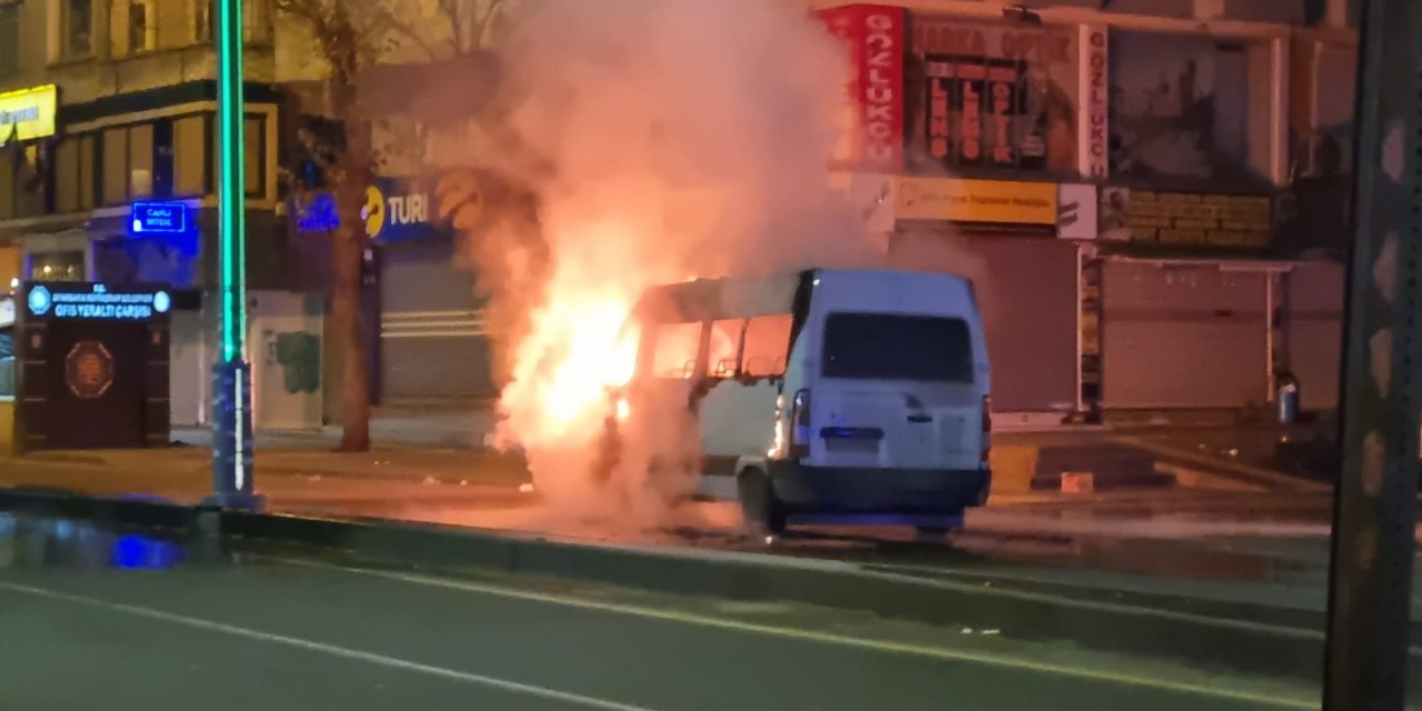 Diyarbakır'da Yolcu Minibüsü Seyir Halindeyken Alev Aldı; O Anlar Kamerada