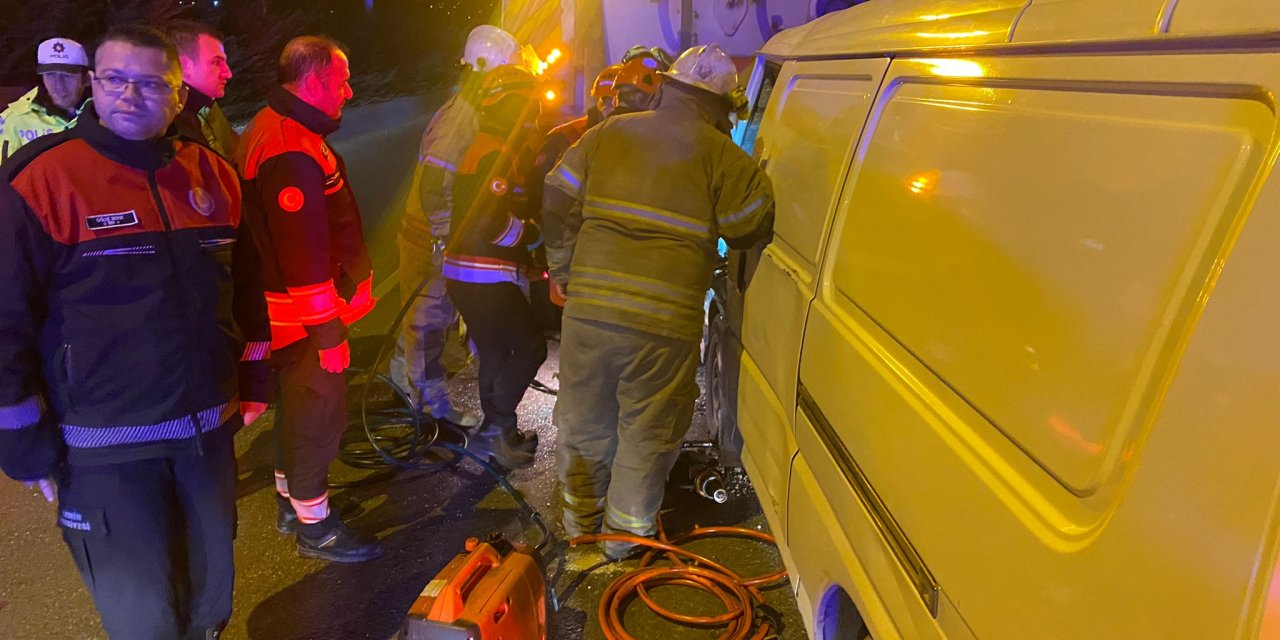 İzmir'de, Yol Temizleme Aracına Çarpan Minibüsün Sürücüsü Ağır Yaralandı