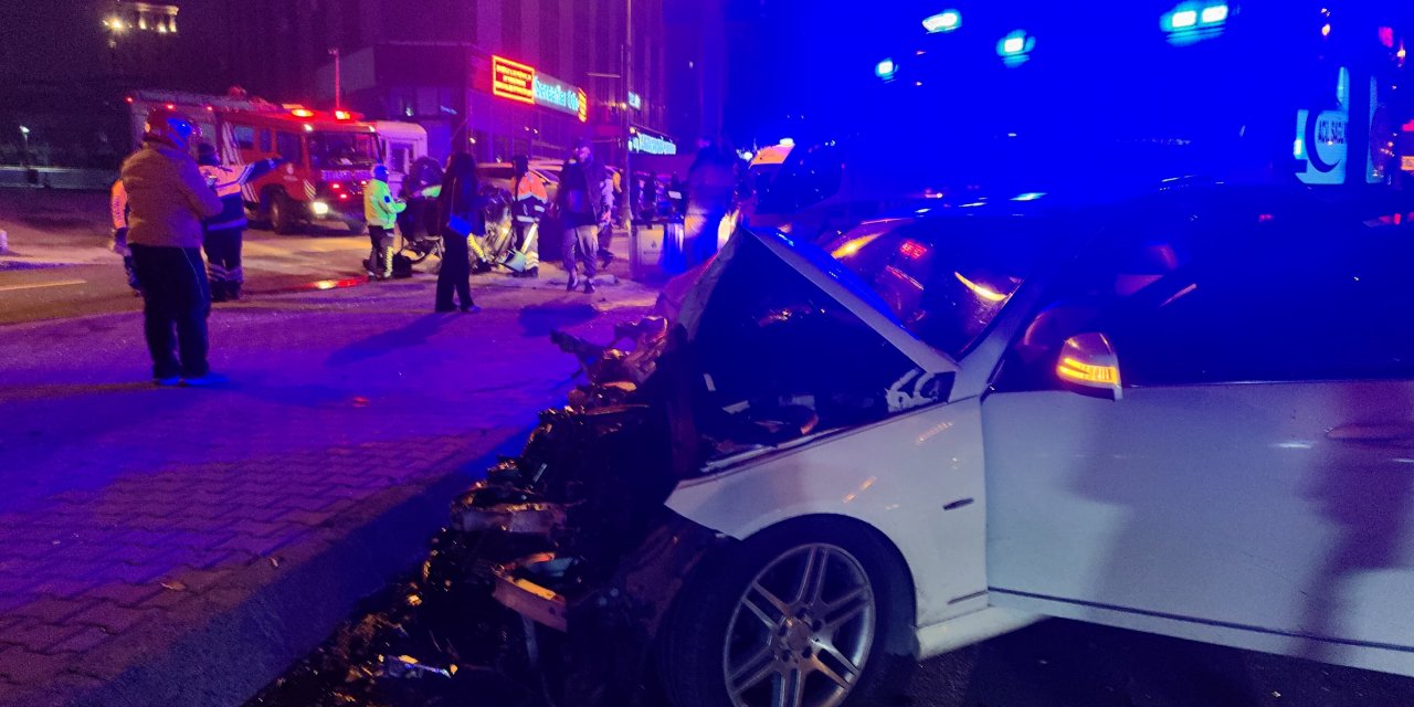 Zeytinburnu D-100 Yan Yolda Trafik Kazası:1 Ağır 4 Yaralı