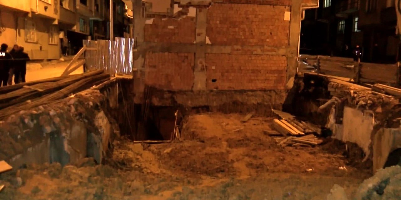 Sultangazi'de İnşaatın Temel Kazısı Sırasında Çatlak Oluşan Binalar Tahliye Edildi