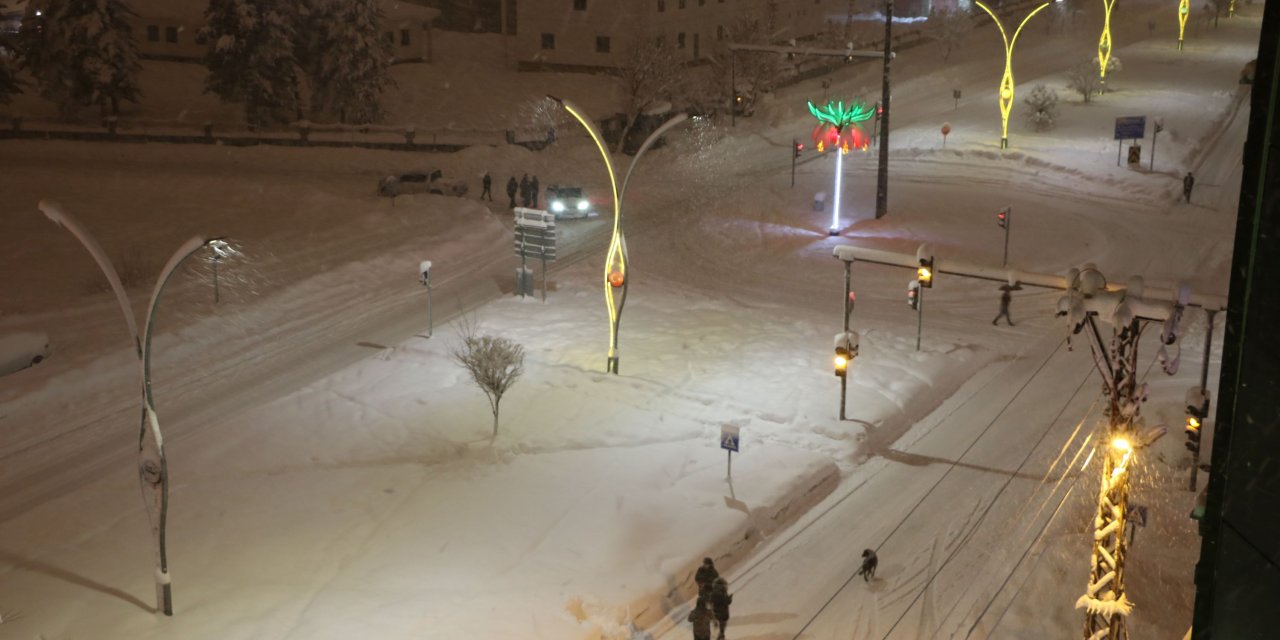 Yüksekova'da 180 Yerleşim Yerinin Yolu Kardan Kapandı