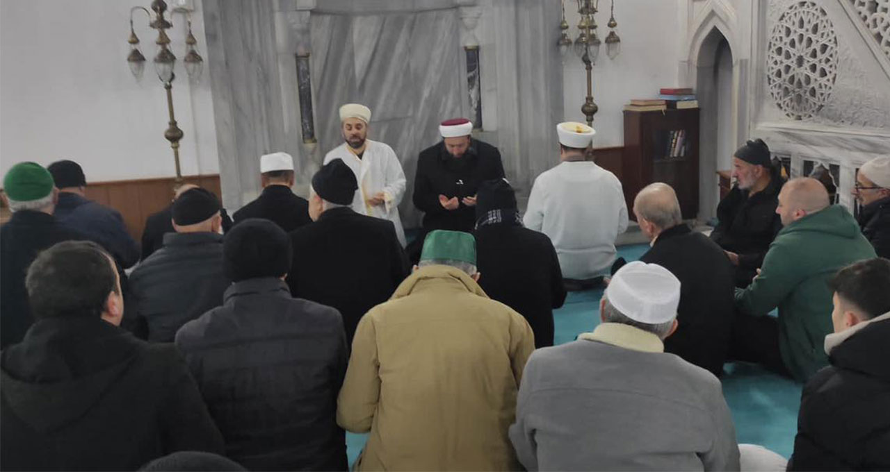 Rize’de seher vaktinde eller şehit Mehmetçikler için semaya açıldı