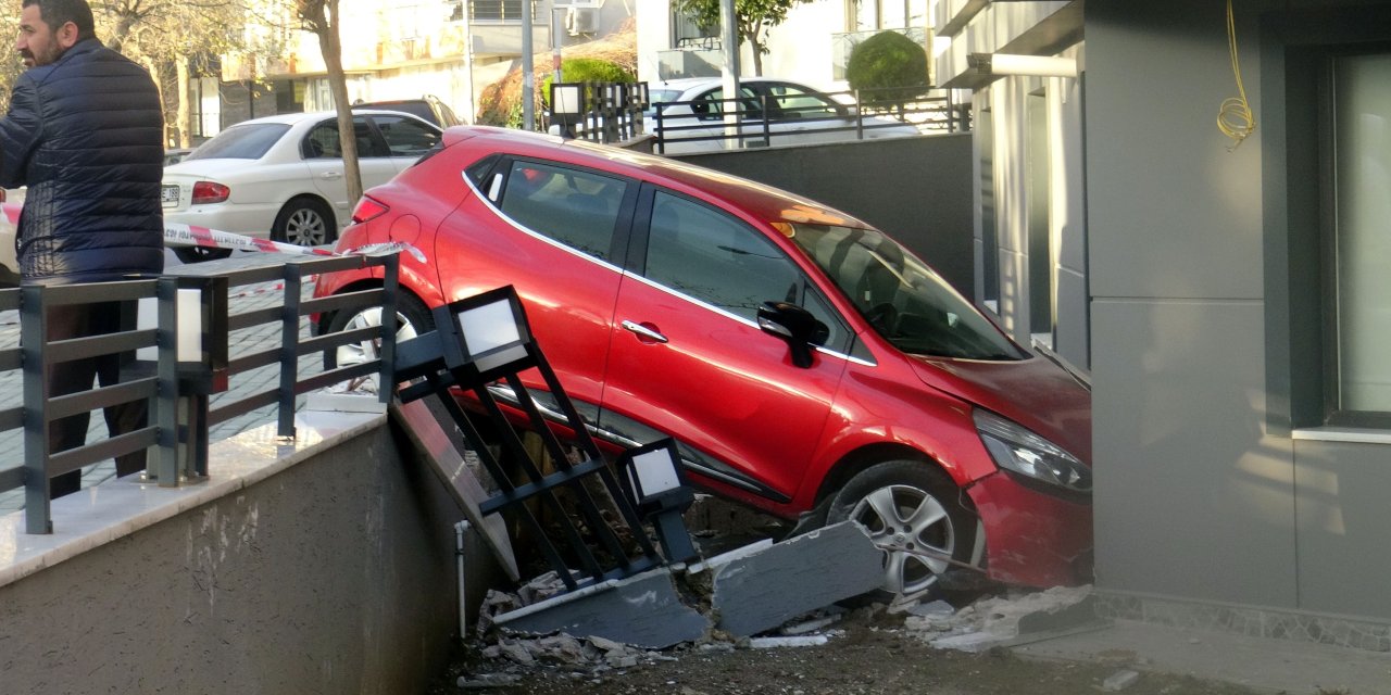 Avcılar’da Fren Yerine Gaza Bastı; Kaza Yaptı