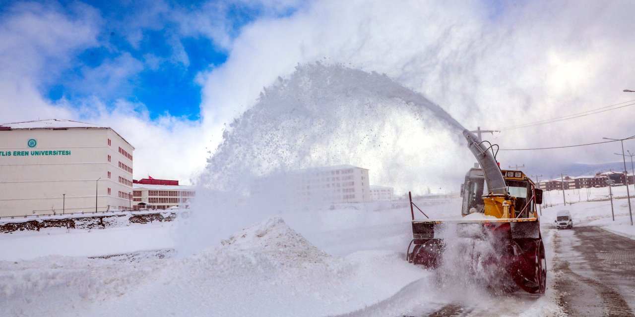 Bitlis'te Kardan Kapanan 265 Köy Yolundan 100'ü Ulaşıma Açıldı