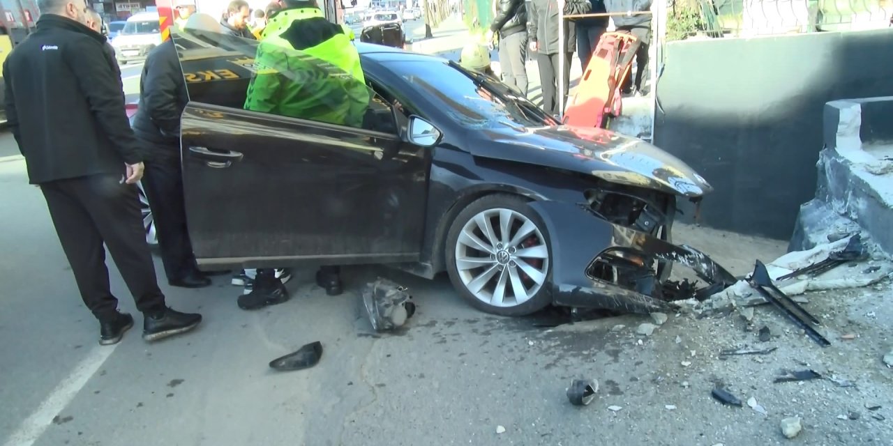 Küçükçekmece'de Refüjü Aşan Otomobil Duvara Çarparak Durabildi