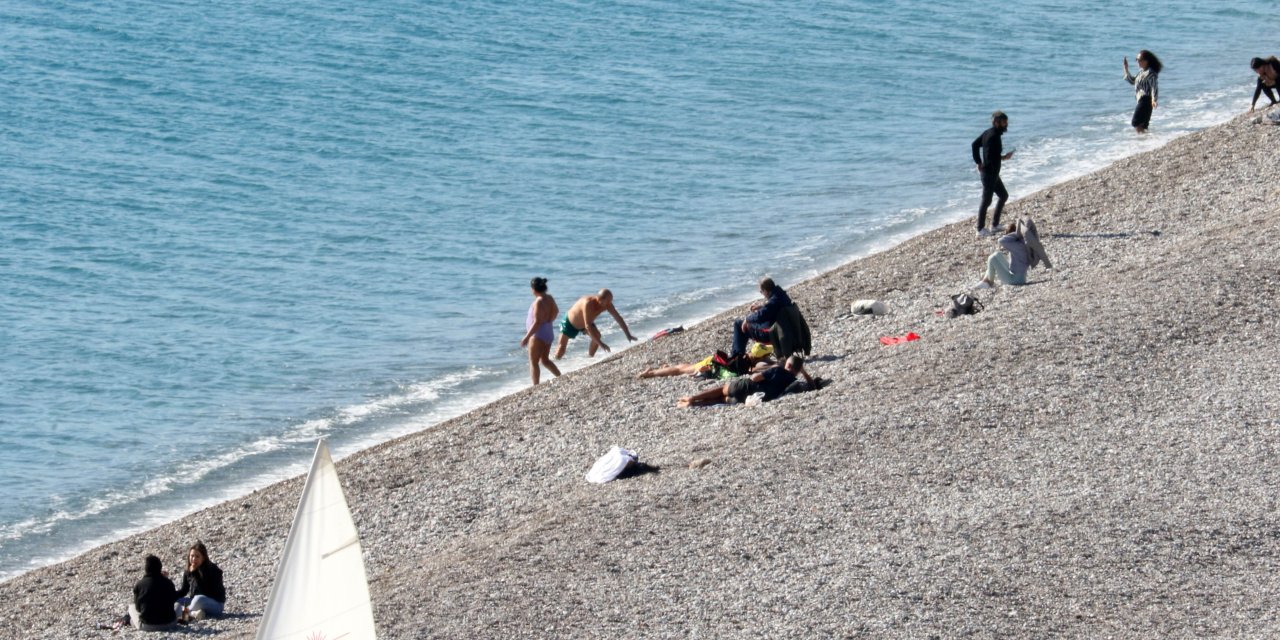 Antalya'da Ocak Ayı Ortasında Denize Girdiler