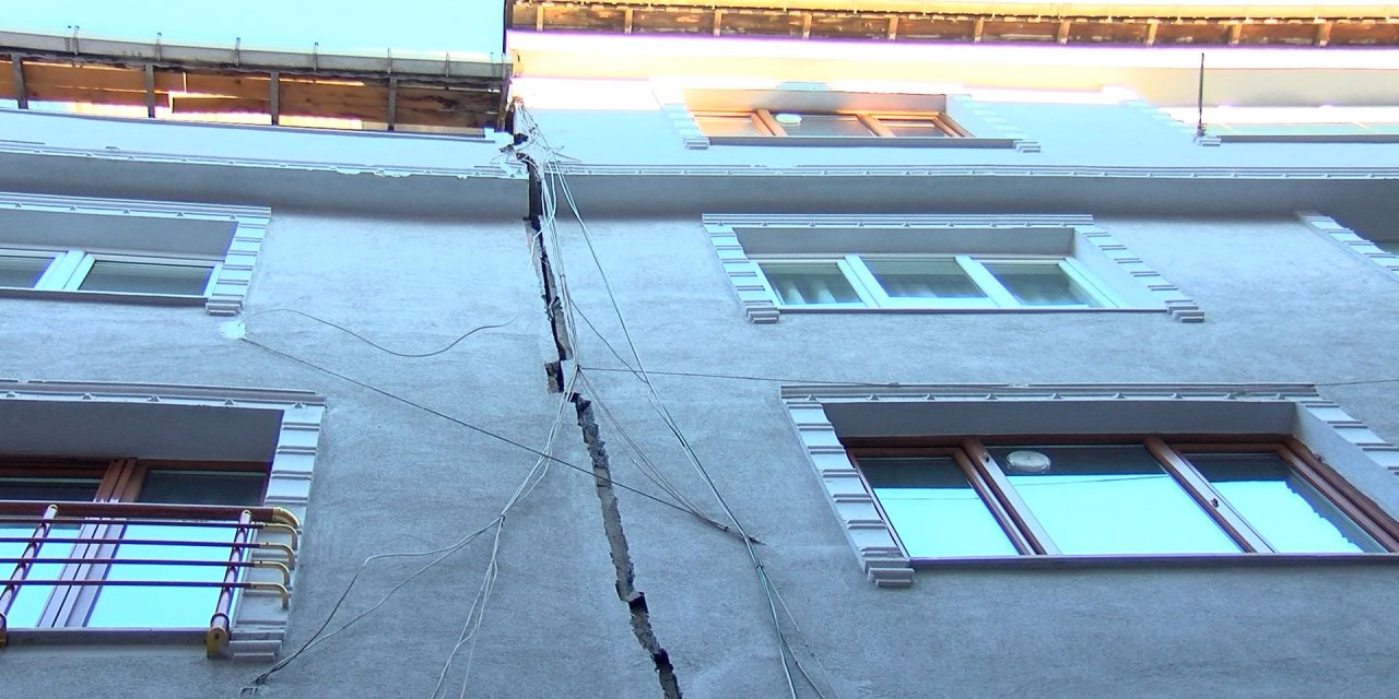 Sultangazi'de Tahliye Edilen Bina Sakini: Söylememize Rağmen İki Bodrum Aşağıya İnilmiş