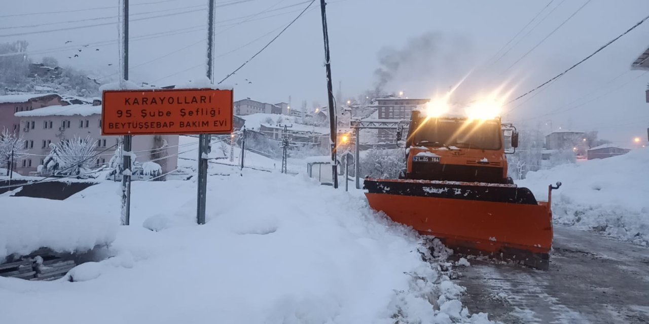 Beytüşşebap'ta Kar Kalınlığı 1 Metreyi Aştı, 20 Köy Yolu Kapandı