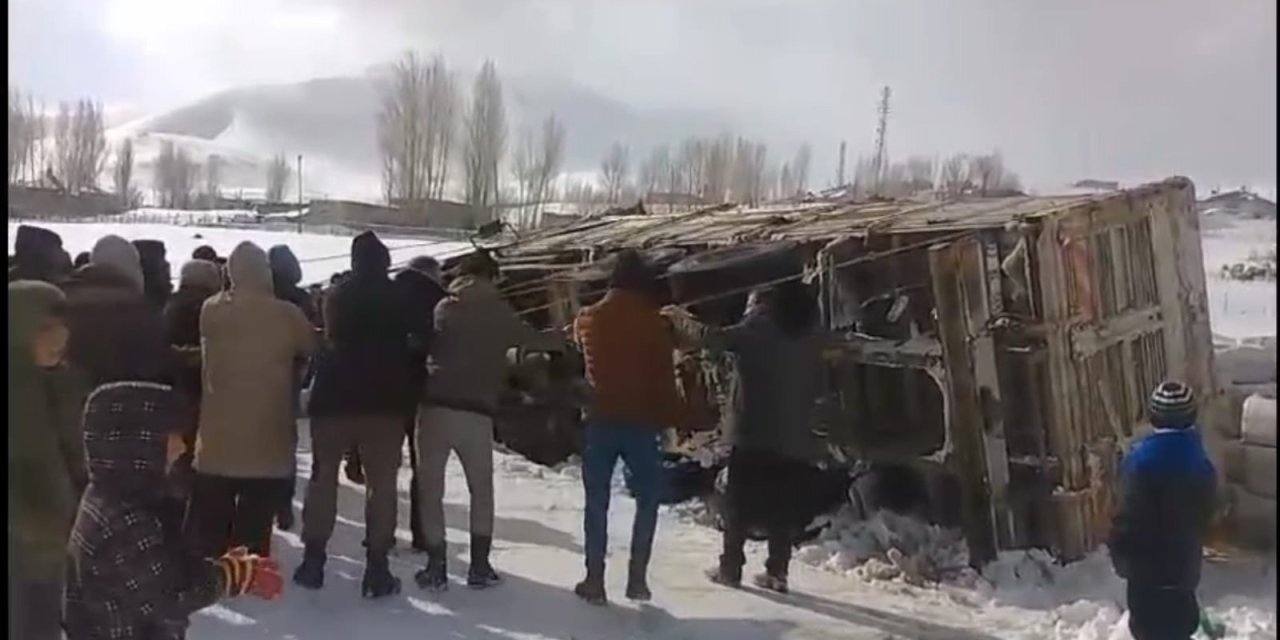 Kanala Düşen Kamyonu Halatlarla Çekerek Çıkardılar