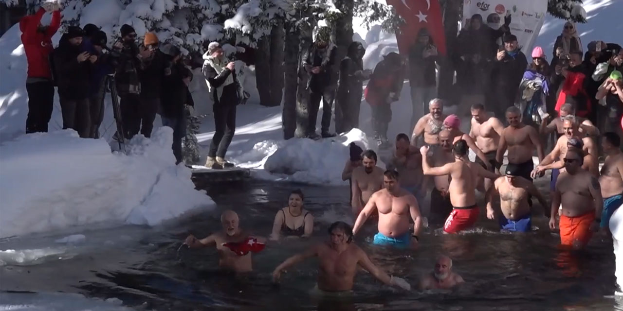 Rize'de 1700 rakımdaki buzlu gölde yüzdüler