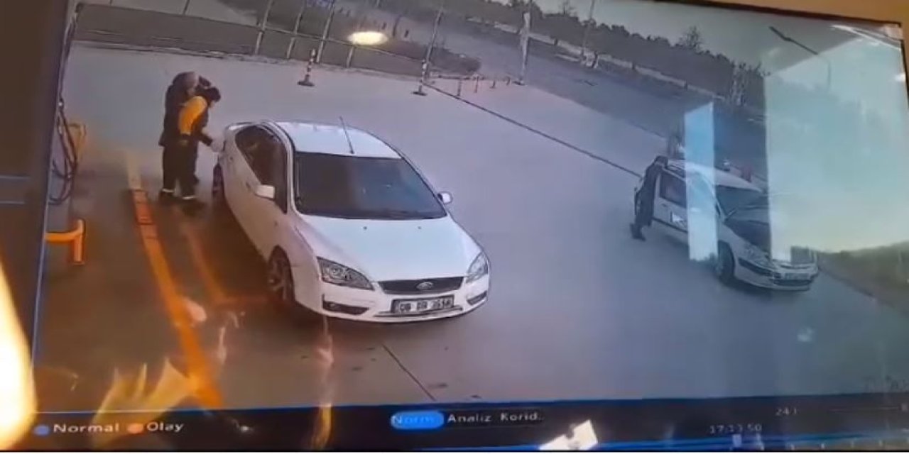 Otomobil Akaryakıt İstasyonunda 2 Araca Ve 1 Kişiye Çarptı; Kaza Kamerada