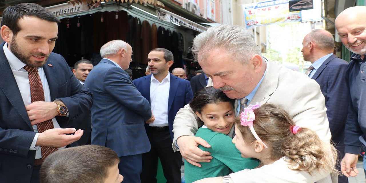 Katmer, Rize’de Vatandaşlarla Bir Araya Gelmeye Devam Ediyor