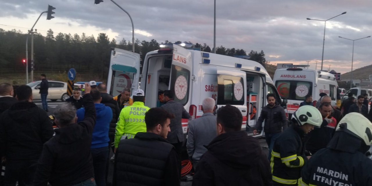 Mardin'de Otomobil İle Tır Çarpıştı: Anne Ve Kızı Öldü, Baba Ve Diğer Kızı Yaralandı