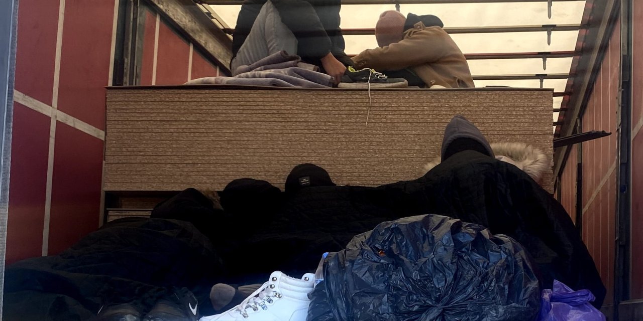 Bursa'da Sunta Yüklü Tır’ın Dorsesinde 9 Kaçak Göçmen Yakalandı