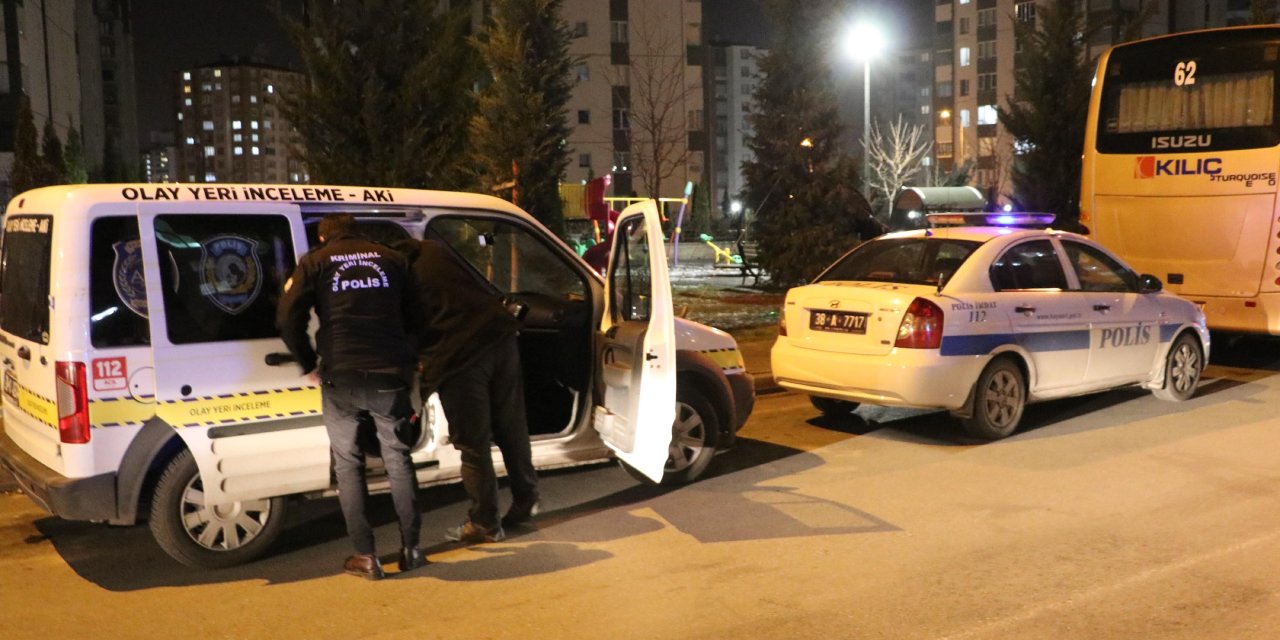 Kayseri'de 10 Yaşındaki Çocuk, Kazara Babasını Ve Misafiri Tabancayla Yaraladı