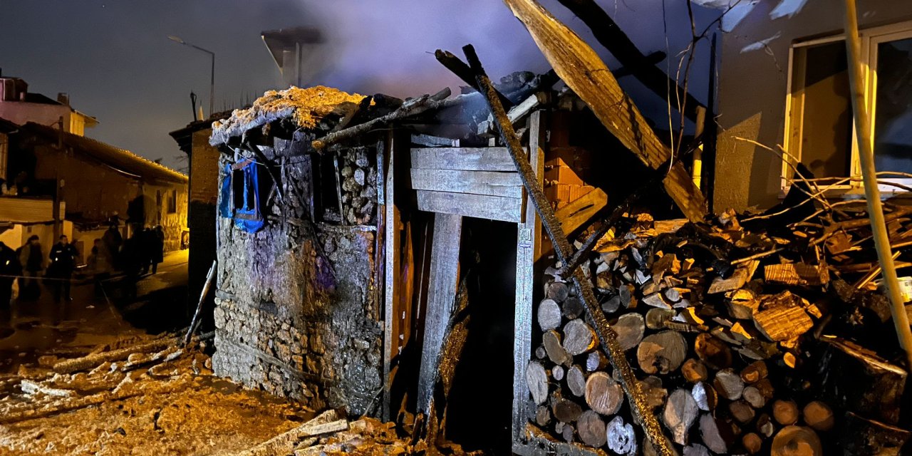 Bursa'da İki Katlı Ahırda Çıkan Yangında 10 Büyükbaş Öldü