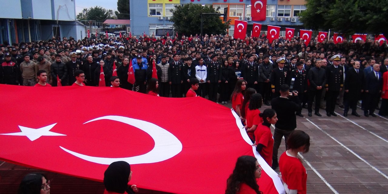 Mersin'deki Okullarda Şehitler İçin Saygı Duruşu