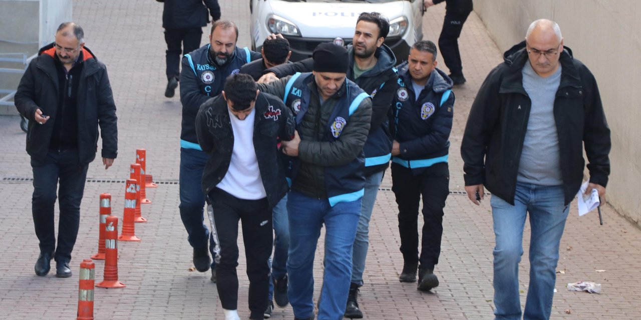 İki Kardeşi Uyuşturucu Parası İçin Öldürmüş