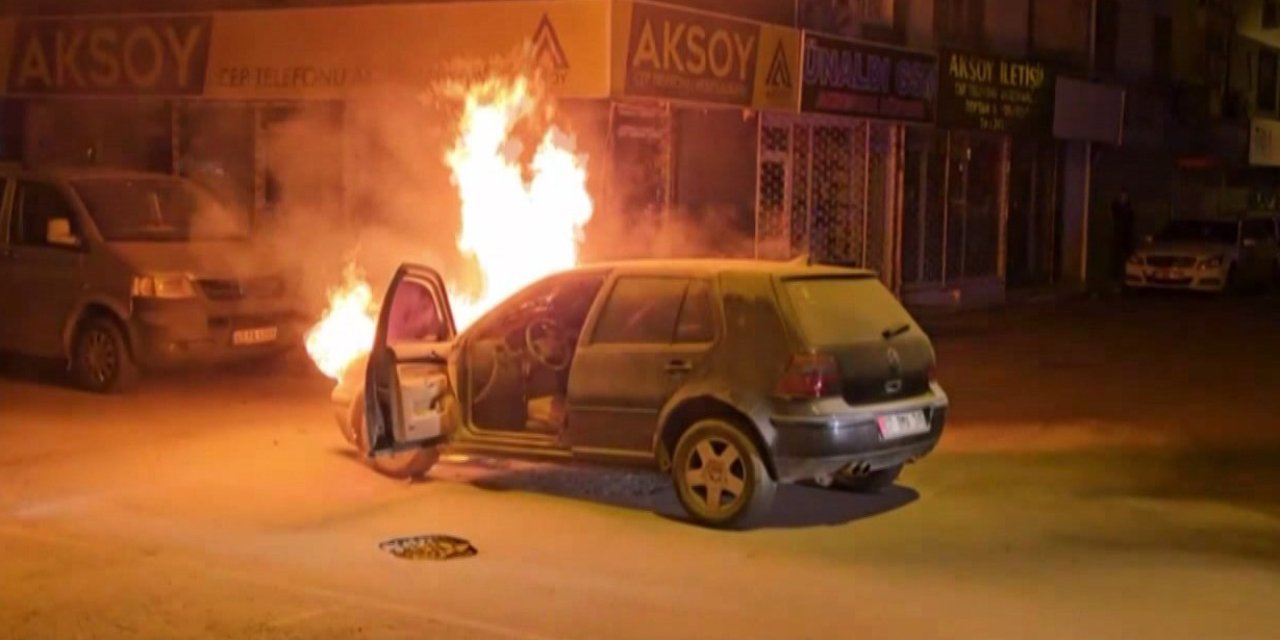 Seyir Halindeyken Alev Alan Otomobildeki 4 Kişi Ölümden Döndü