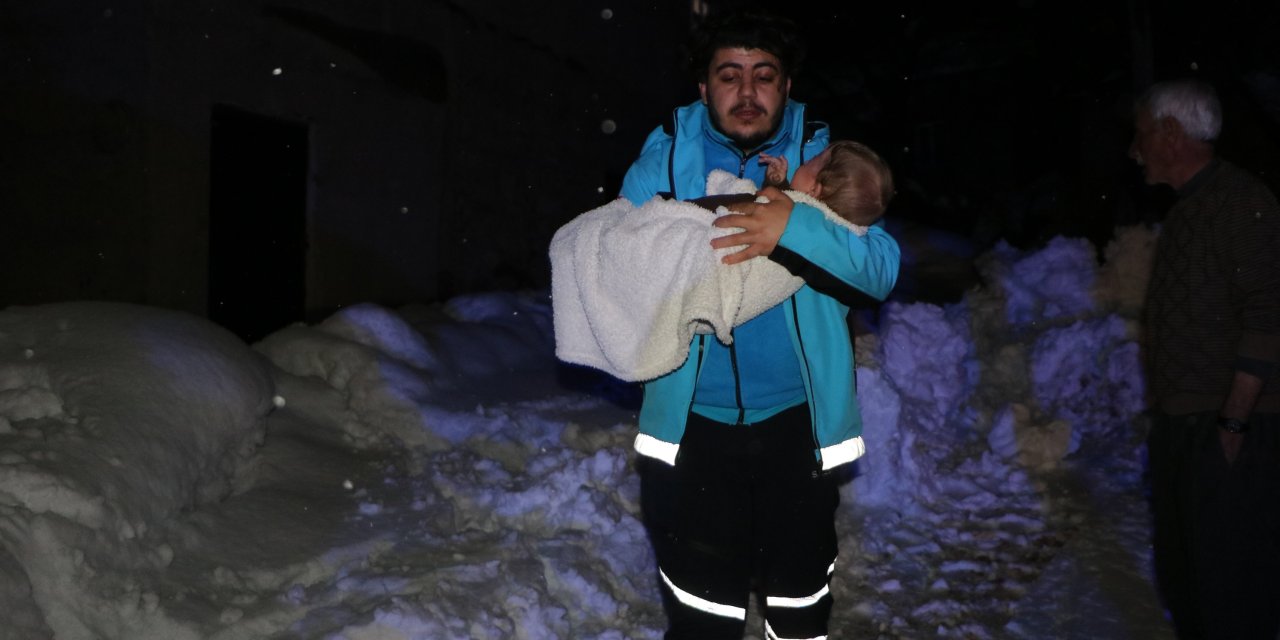 Yolu Kardan Kapanan Mezrada Rahatsızlanan 7 Aylık Berat'ı Ekipler Hastaneye Yetiştirdi