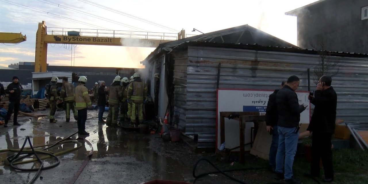 Sultanbeyli'de İşçilerin Kaldığı Konteynerde Yangın: 3 Ölü, 2 Yaralı
