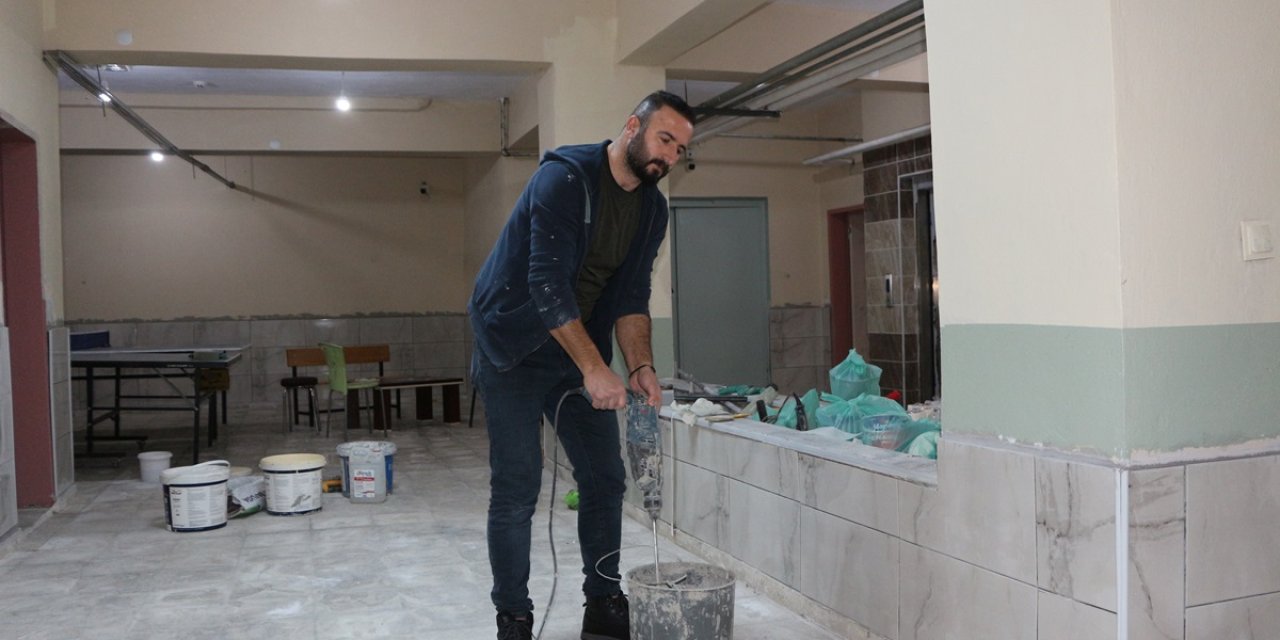 Müdür Olarak Atandığı Okulun, Mesai Dışında Çatı, Boya Ve Fayans İşlerini Yapıyor