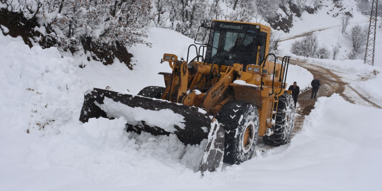 Bitlis'te Kardan Kapanan 240 Köy Yolu Ulaşıma Açıldı
