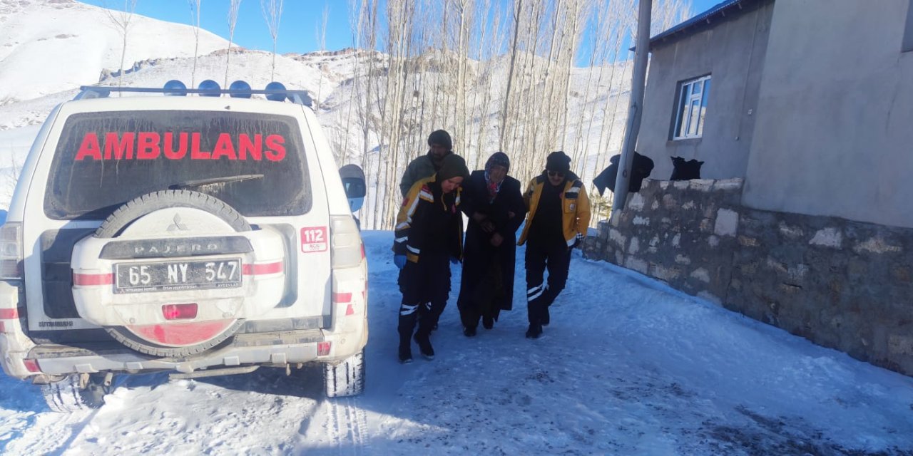Ekipler, Yolu Kardan Kapanan Mahalledeki Hasta İçin Seferber Oldu