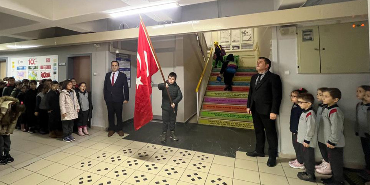 Rize’de okullarda şehitler için saygı duruşunda bulunuldu