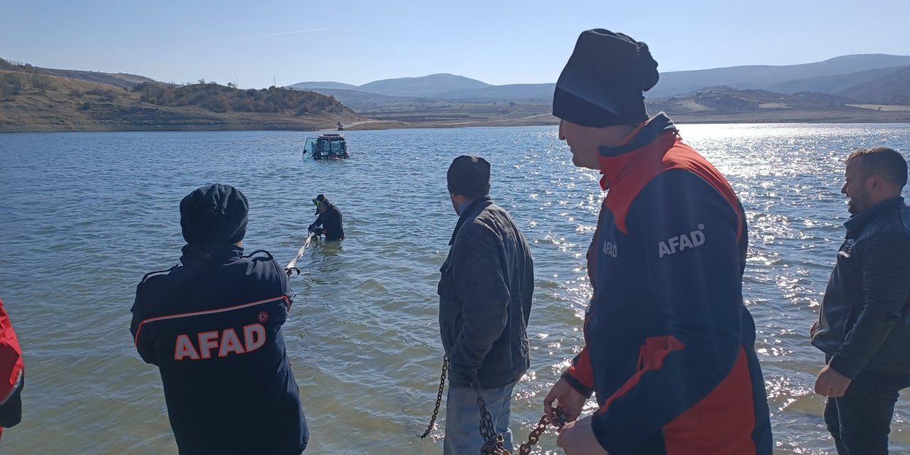 Yıkamak İçin Traktörünü Göle Soktu, Çıkartamadı