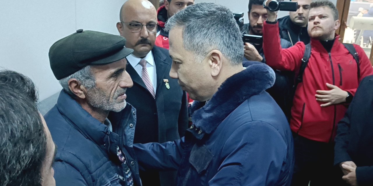 Bakan Yerlikaya'dan, Şehit Ailesine Taziye Ziyareti (4)