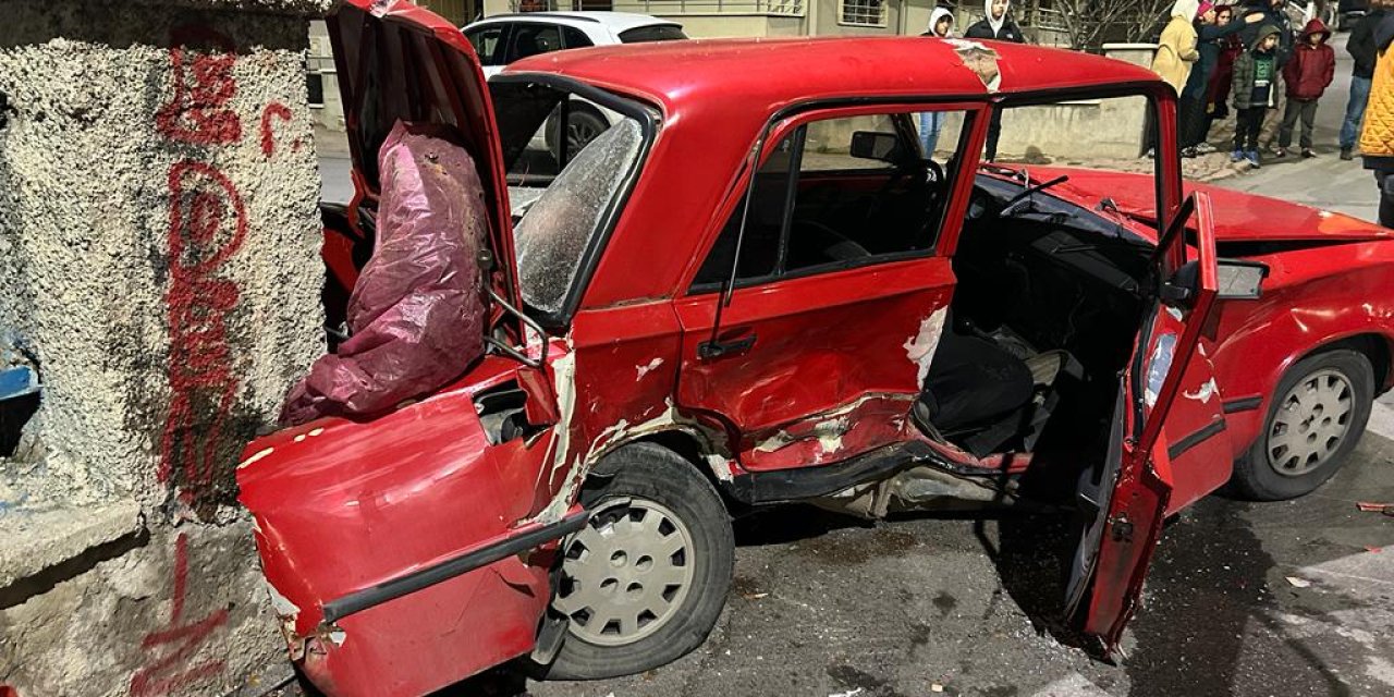 Sivas’ta İki Otomobil Çarpıştı: 5 Yaralı