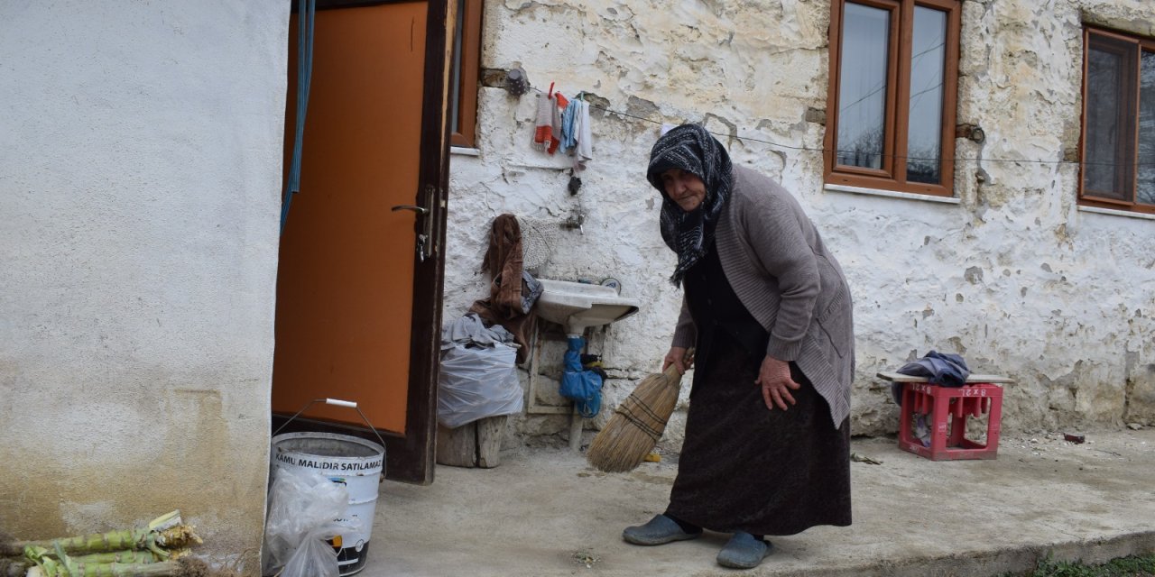 Ömrünü Engelli Çocuklarına Adadı