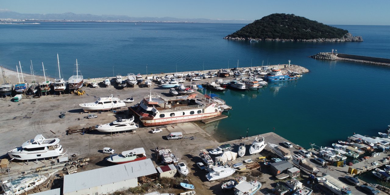 Balıkçı Barınağında Kışlamaya 'İşgalci Tekne' Engeli