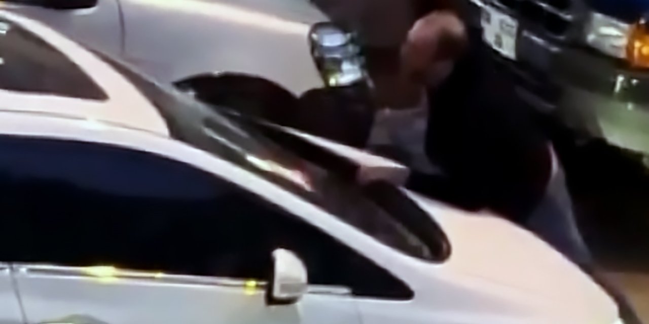 Ayrılmak İsteyen Sevgilisine Sokak Ortasında Saldırdı, Otomobilinin Camını Yumruklayıp Kırdı