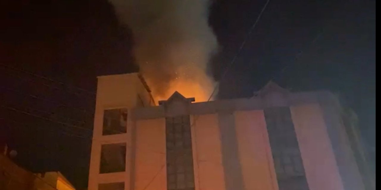 Mefruşat Mağazasının Çatısı Yandı