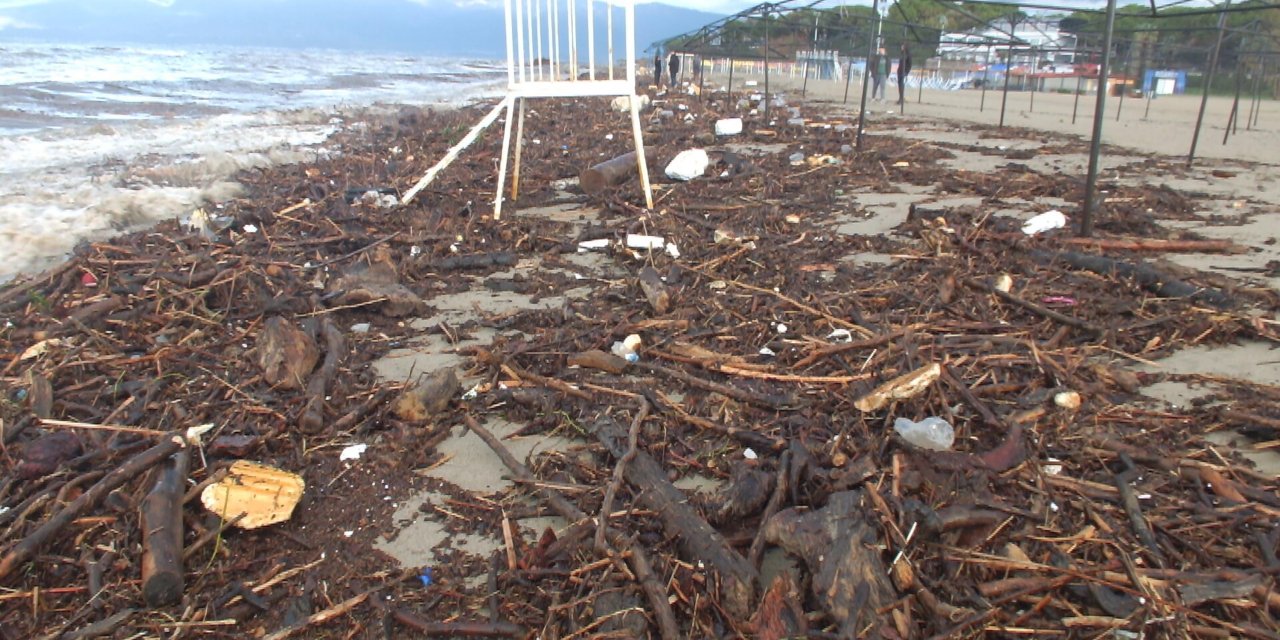 Burhaniye'de Sel Suları Plajı Çöplüğe Çevirdi