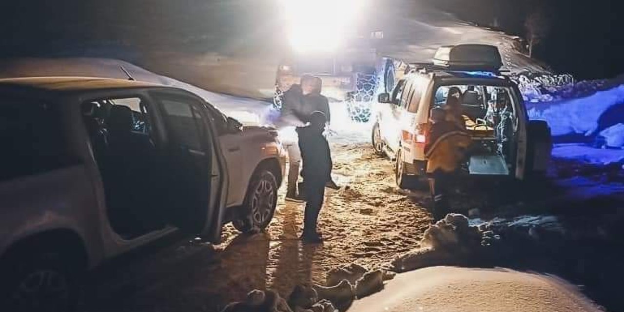 Kardan Kapanan Yol 6 Saatte Açıldı, Hasta Kadın Hastaneye Kaldırıldı