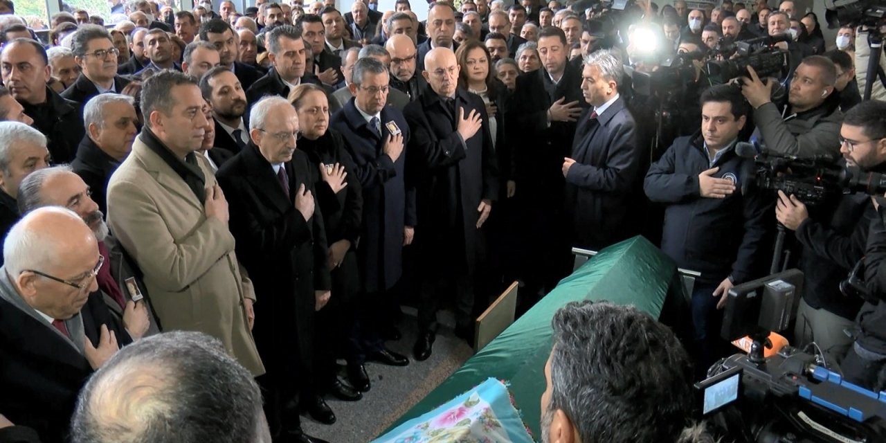 Özgür Özel, Milletvekili Dinçer'in Annesinin Cenazesine Katıldı