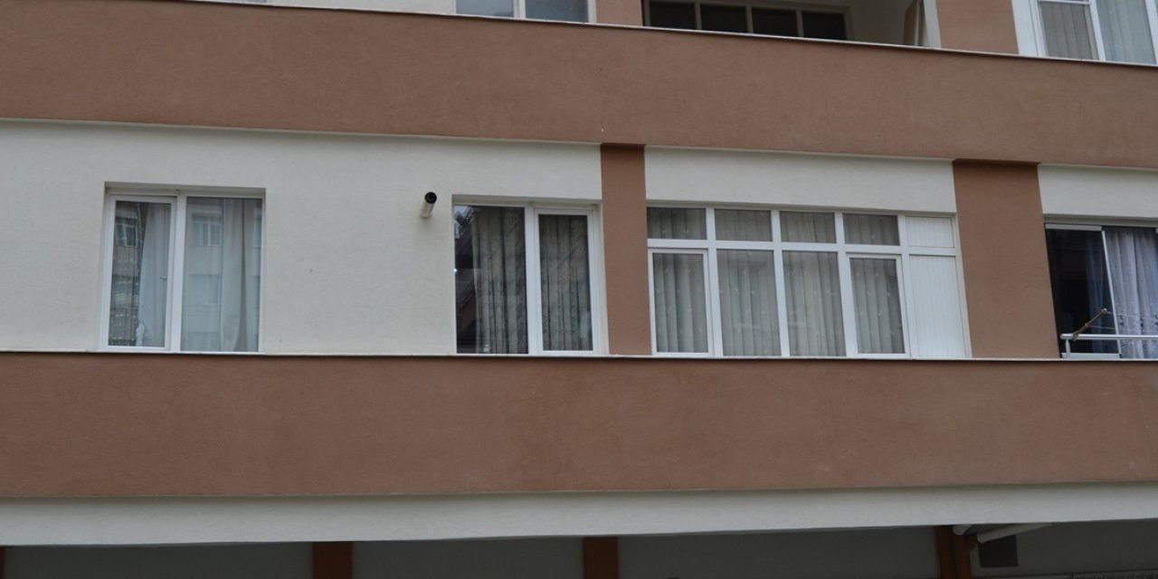 Vazo İle Birbirini Yaralayan Çiftten Koca İntihar Etti